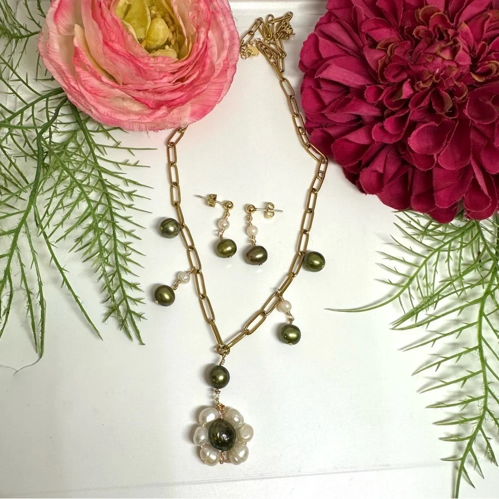 NEW⚜️Freshwater Pearl Flower Charm Necklace